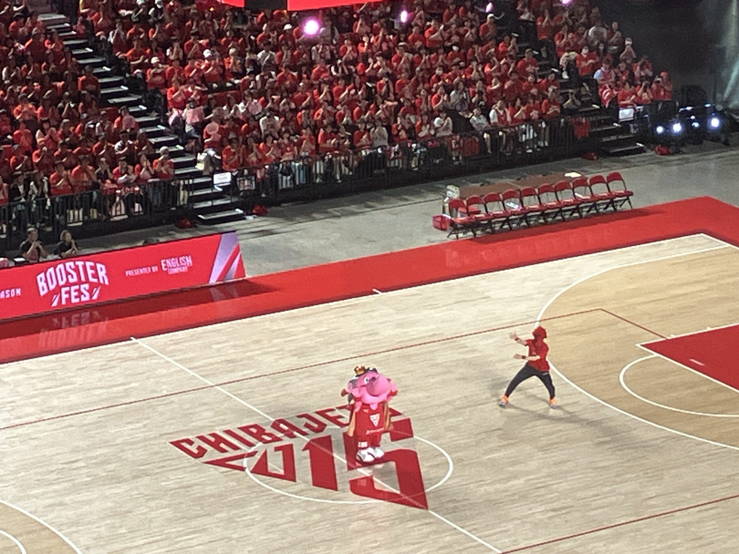 ブースター感謝祭でマスコットオブザイヤー受賞が紹介されるジャンボくん
