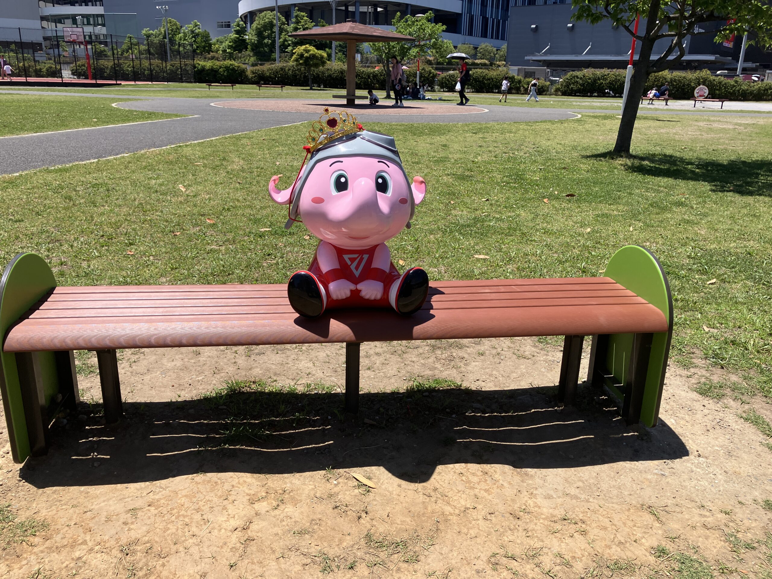 浜町中央公園でファンと触れ合うジャンボくん